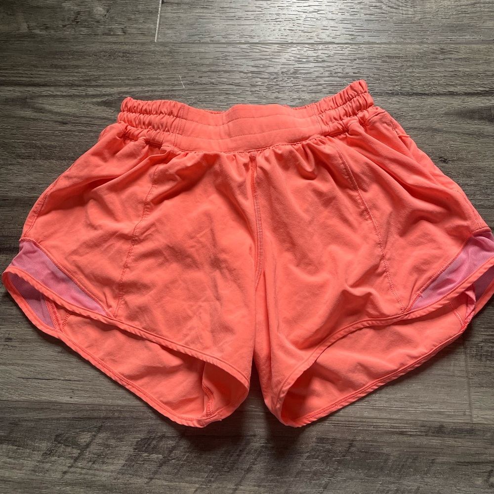 SUNSET Lululemon hotty hot shorts size 6 4”